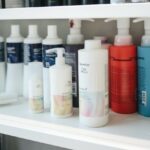 Melhores Shampoos, uma prateleira com uma variedades deles.