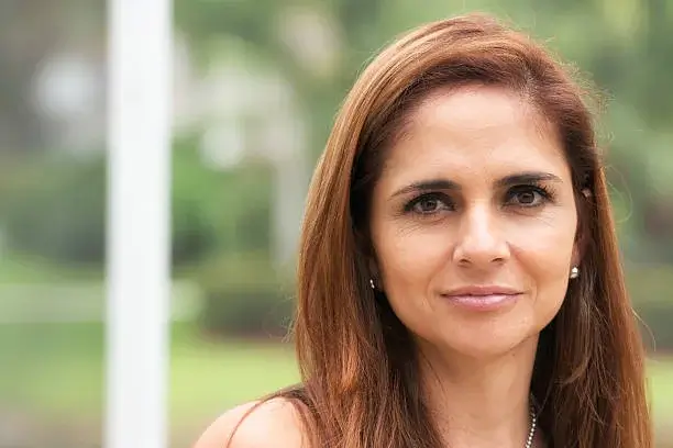 Isabella Mendes, cabeleireira e especialista em cuidados capilares, fundadora do site Melhores Shampoos.